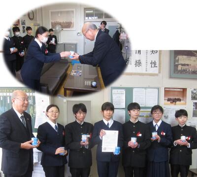 赤い羽根共同募金のお金を手渡す